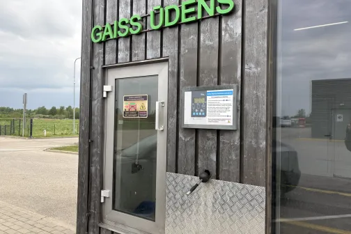 Telpa ar uzrakstu &ldquo;Gaiss Ūdens&rdquo; riepu spiediena pārbaudei pie Vir&scaron;i automazgātavas Riekstiņos