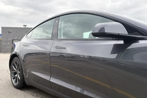 Automa&scaron;īnas sāns ar durvīm, skats no priek&scaron;as pēc mazgā&scaron;anas Vir&scaron;i automazgātavā Riekstiņos &ndash; uz durvīm paliku&scaron;i nedaudz balti traipi