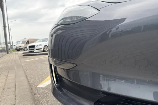 Priek&scaron;ējais lukturis un bufera stūris pēc mazgā&scaron;anas Vir&scaron;i automazgātavā Riekstiņos &ndash; automa&scaron;īna tīra
