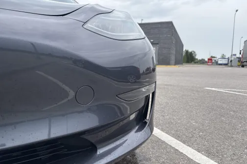 Otras puses priek&scaron;ējais lukturis un buferis pēc mazgā&scaron;anas Vir&scaron;i automazgātavā Riekstiņos &ndash; automa&scaron;īna tīra