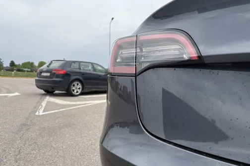 Aizmugurējais lukturis un aizmugures stūris pēc mazgā&scaron;anas Vir&scaron;i automazgātavā Riekstiņos &ndash; automa&scaron;īna tīra