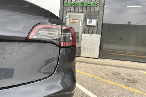 Otras puses aizmugurējais lukturis pēc mazgā&scaron;anas Vir&scaron;i automazgātavā Riekstiņos &ndash; automa&scaron;īna tīra