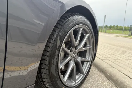 Otras puses priek&scaron;ējais ritenis pēc mazgā&scaron;anas Vir&scaron;i automazgātavā Riekstiņos &ndash; automa&scaron;īna tīra
