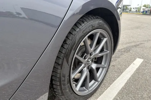Aizmugurējais ritenis un spārns pēc mazgā&scaron;anas Vir&scaron;i automazgātavā Riekstiņos &ndash; automa&scaron;īna tīra