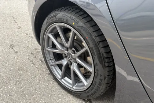 Otras puses aizmugurējais ritenis pēc mazgā&scaron;anas Vir&scaron;i automazgātavā Riekstiņos &ndash; automa&scaron;īna tīra