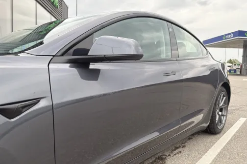 Priek&scaron;ējās durvis un sānu spogulis pēc mazgā&scaron;anas Vir&scaron;i automazgātavā Riekstiņos &ndash; uz durvīm paliku&scaron;i nedaudz balti traipi