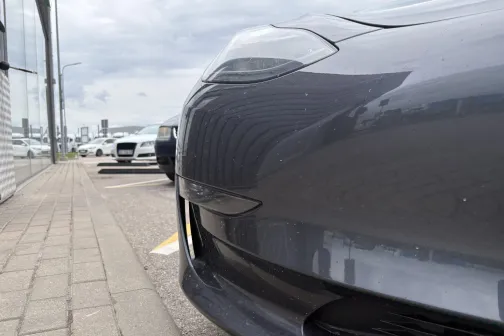 Priek&scaron;ējais lukturis un bufera stūris pirms mazgā&scaron;anas Vir&scaron;i automazgātavā Riekstiņos