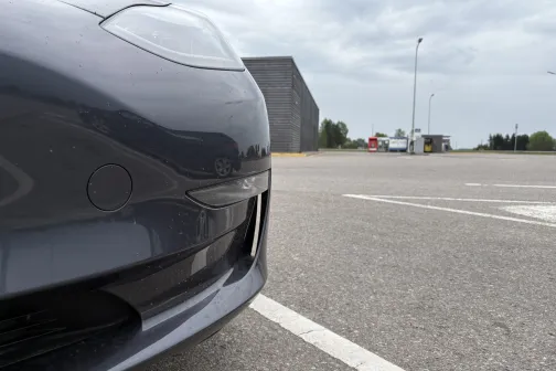 Otras puses priek&scaron;ējais lukturis un buferis pirms mazgā&scaron;anas Vir&scaron;i automazgātavā Riekstiņos