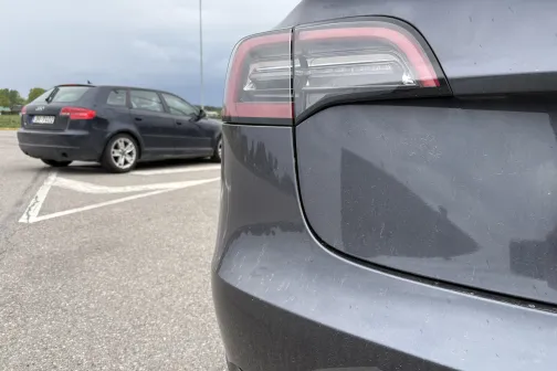 Aizmugurējais lukturis un aizmugures stūris pirms mazgā&scaron;anas Vir&scaron;i automazgātavā Riekstiņos
