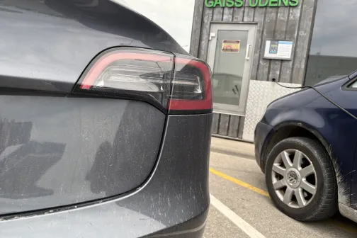 Otras puses aizmugurējais lukturis pirms mazgā&scaron;anas Vir&scaron;i automazgātavā Riekstiņos