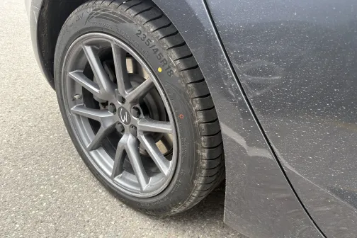Otras puses aizmugurējais ritenis pirms mazgā&scaron;anas Vir&scaron;i automazgātavā Riekstiņos