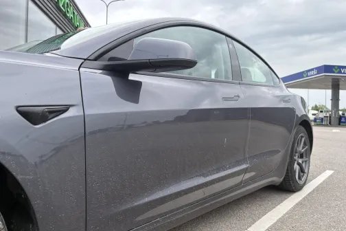 Priek&scaron;ējās durvis un sānu spogulis pirms mazgā&scaron;anas Vir&scaron;i automazgātavā Riekstiņos