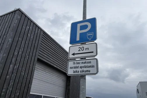 Stāvvietas zīme ar 20 metru norādi un stāvē&scaron;anas nosacījumiem pie Vir&scaron;i stacijas Riekstiņos