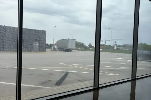 Skats caur mazgā&scaron;anas zonas stikla sienu Vir&scaron;i automazgātavā Riekstiņos