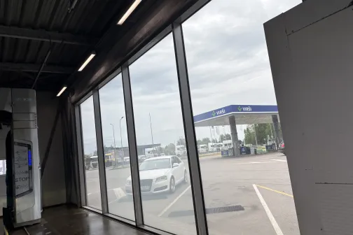 Mazgā&scaron;anas zonas stikla siena un grīda Vir&scaron;i automazgātavā Riekstiņos