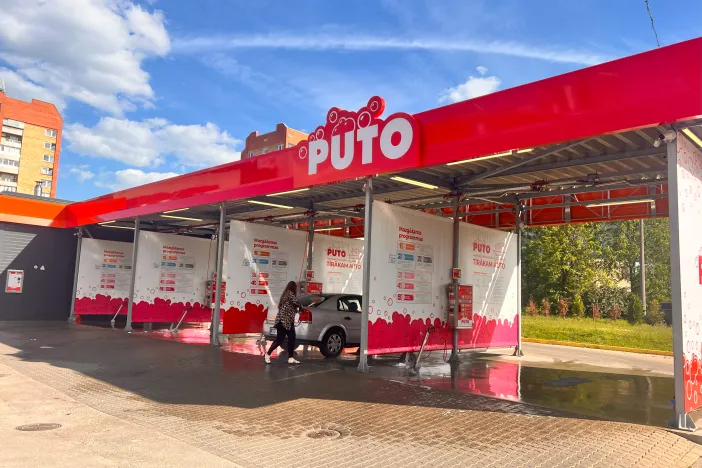 Automa&scaron;īnu mazgātava saulainā dienā.