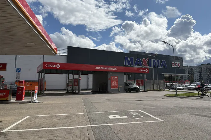 Auto mazgātuve pie lielveikala saulainā dienā.