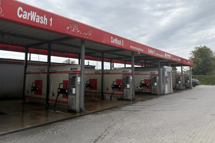 Āra automazgātava ar sarkanu jumtu un četrām mazgā&scaron;anas stacijām.