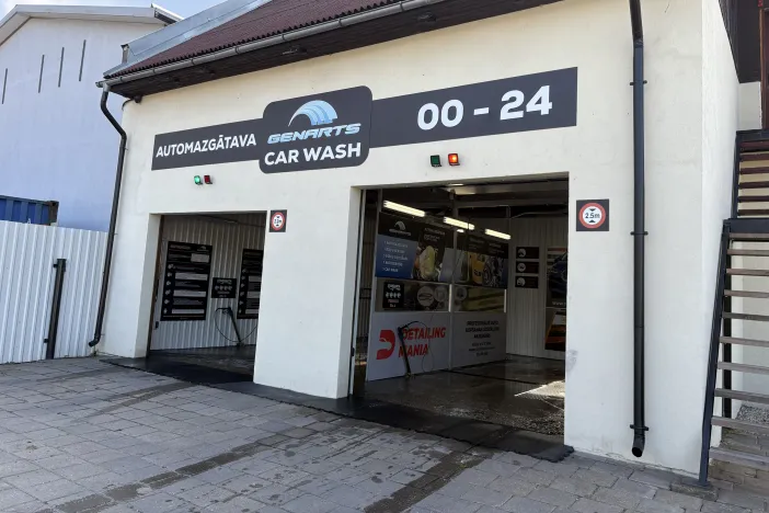 Automātiskā automazgātava ar divām atvērtām iebrauktuvēm un darba laiku 00-24.