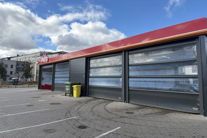 Automa&scaron;īnu mazgātava ar vairākām iebrauktuvēm, zilas debesis fonā.