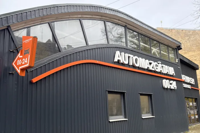 Automazgātuves ēka ar nosaukumu un logiem.