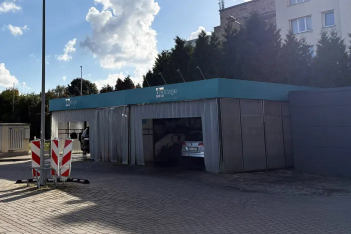 Automazgātuves ēka ar saulainām debesīm.