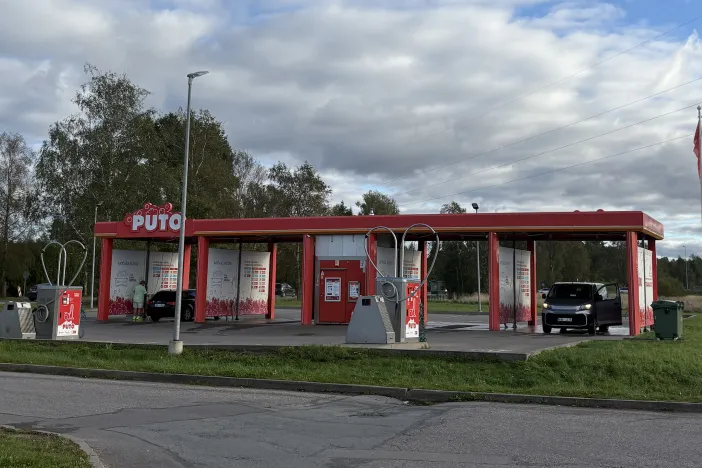 Sarkanā pa&scaron;apkalpo&scaron;anās automazgātava.