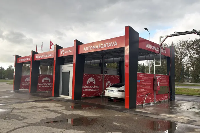 Automa&scaron;īna pa&scaron;apkalpo&scaron;anās automazgātavā ar sarkanām sienām.