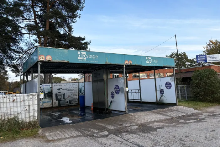 Zila automazgātava ar zilām debesīm fonā.