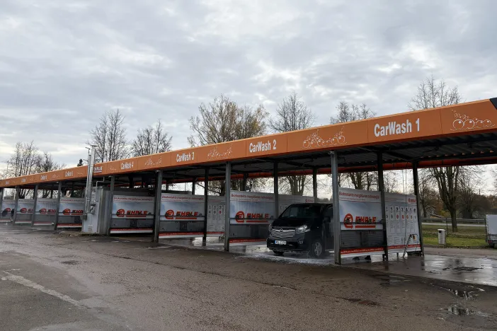 Automa&scaron;īna pa&scaron;apkalpo&scaron;anās automazgātavā zem pelēkas debess.