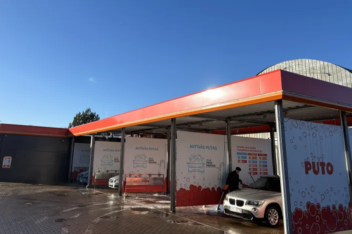 Sarkana automazgātava ar četrām mazgā&scaron;anas zonām.