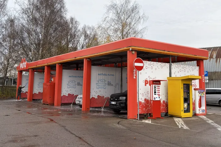 Sarkana automazgātuve ar četrām mazgā&scaron;anas zonām.