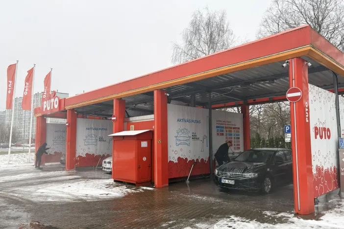 Sarkana automa&scaron;īnu pa&scaron;apkalpo&scaron;anās mazgātava.