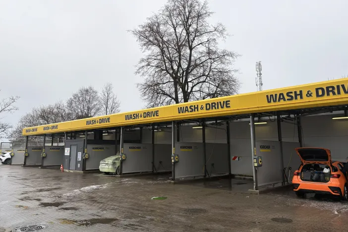 Automa&scaron;īnu mazgātuve ar vairākām mazgā&scaron;anas stacijām.