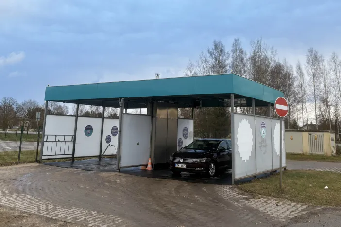 Automazgātava ar divām stacijām zem mākoņainām debesīm.