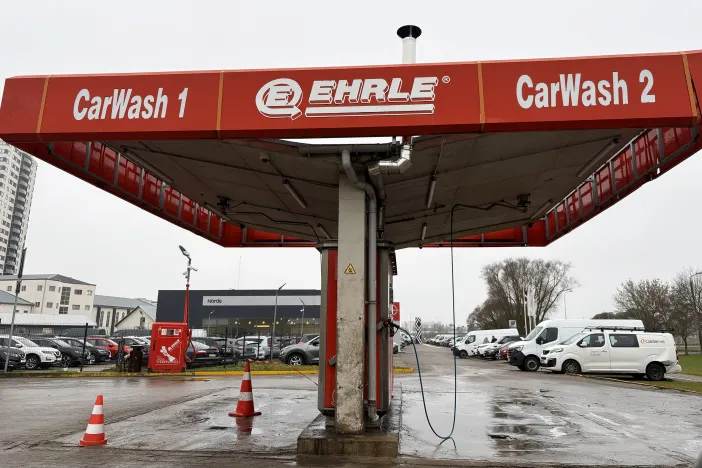 Automa&scaron;īnu mazgātava ar sarkanu jumtu.