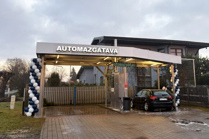 Automazgātava ar baloniem pelēkā dienā.