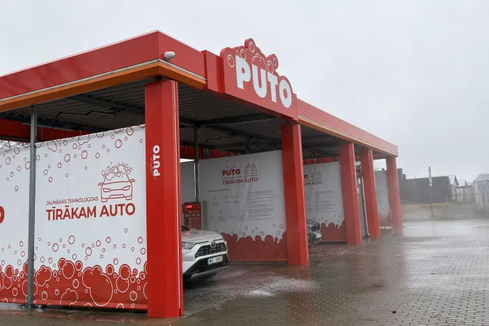 Sarkana automazgātava ar četrām mazgā&scaron;anas zonām.