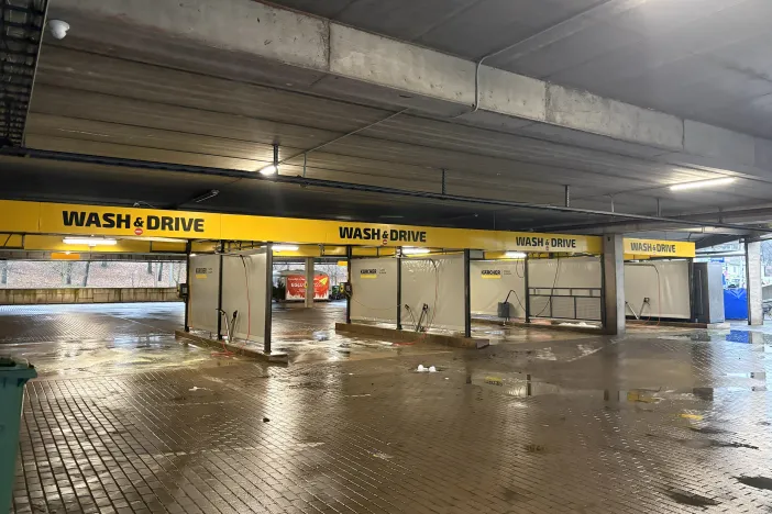 Automa&scaron;īnu mazgātavas boksi pazemes stāvlaukumā.