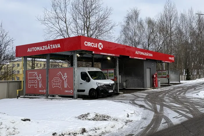 Automa&scaron;īna pie sarkanas automazgātuves ziemā.