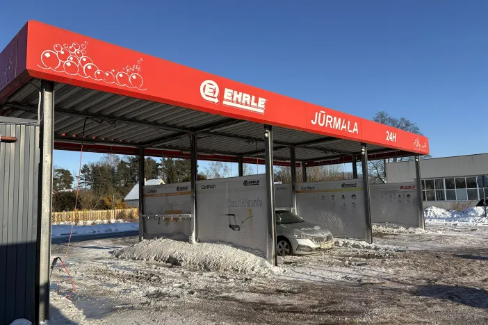 Jūrmalas automazgātuve ar sarkanām jumta zīmēm, ziema.