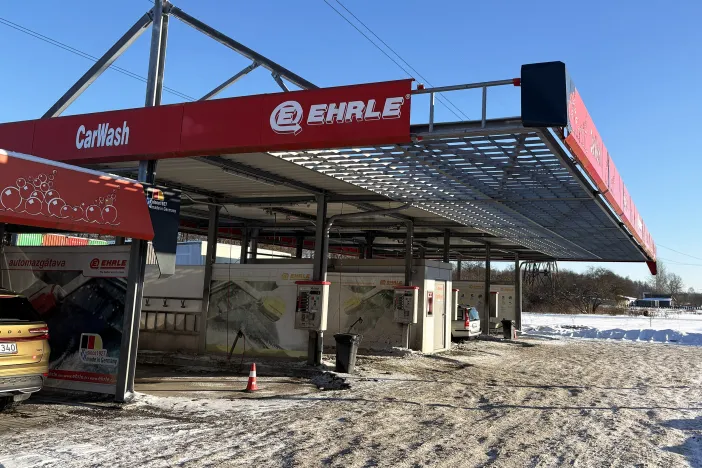 Āra automazgātava zem jumta saulainā ziemas dienā.