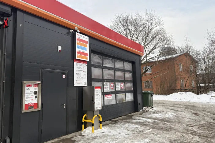 Autonomā automazgātava ziemas dienā, ēkai ir sarkans jumts.