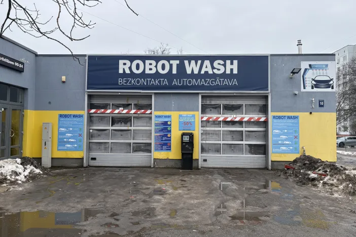 Pelēka un dzeltena automazgātava ar uzrakstu "Robot Wash".