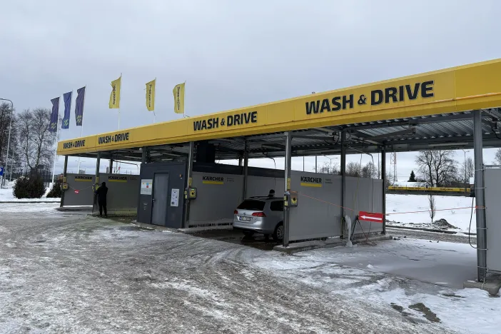 Āra automazgātuve ar dzeltenām izkārtnēm un automa&scaron;īnu mazgātavā.