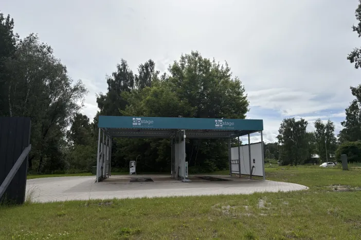 Dipstage pa&scaron;apkalpo&scaron;anās automazgātava Kalnu ielā 15, Baložos &ndash; nojume ar divām mazgā&scaron;anas vietām