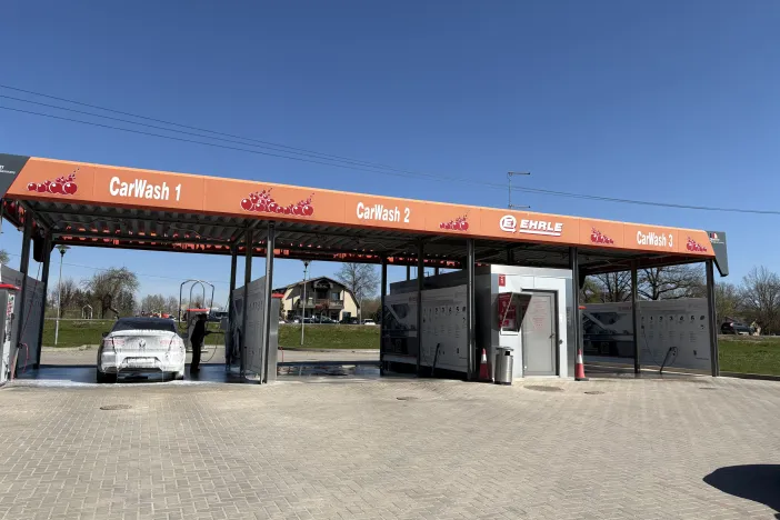 Automa&scaron;īna pie pa&scaron;apkalpo&scaron;anās automazgātavas zilā debesu fonā.