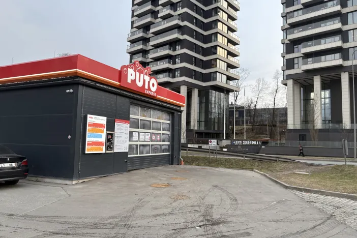 PUTO Express automazgātuve blakus daudzdzīvokļu ēkām.