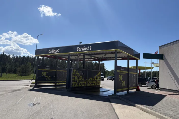 Āra automazgātavas stacija saulainā dienā.