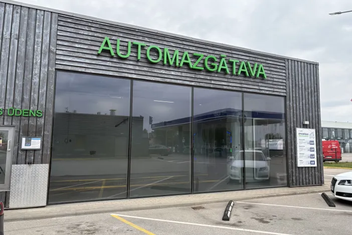 Vir&scaron;i portāla automazgātava Riekstiņos, Mārupes novadā &ndash; ēka ar uzrakstu &ldquo;Automazgātava&rdquo;